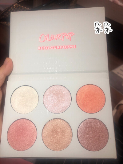 Colourpop 高光眼影盘，B站大神莫姨推荐的，在淘宝上购入，淘宝旗舰店没有这个盘，只能在美国代购那里买一百多块钱超大分量，估计可以用几年。眼影盘背面每种用法都写了，随意搭配。