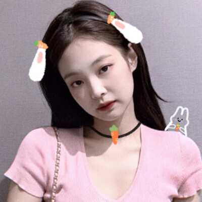 Jennie。
贴纸扯扯裙边。