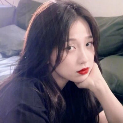 北方有佳人，绝世而独立。 一顾倾人城，再顾倾人国。 宁不知倾城与倾国，佳人难再得。