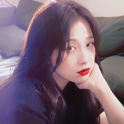 北方有佳人，绝世而独立。 一顾倾人城，再顾倾人国。 宁不知倾城与倾国，佳人难再得。