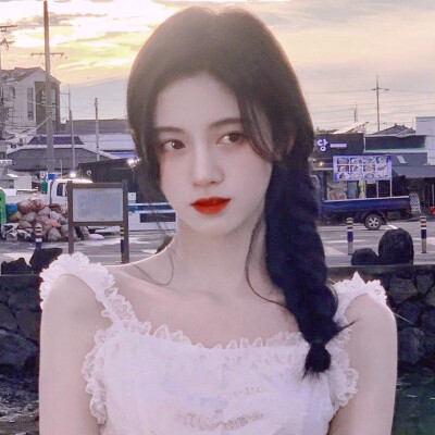 鞠婧祎.
二传注明林初妍.