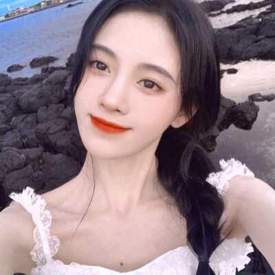 鞠婧祎.
二传注明林初妍.