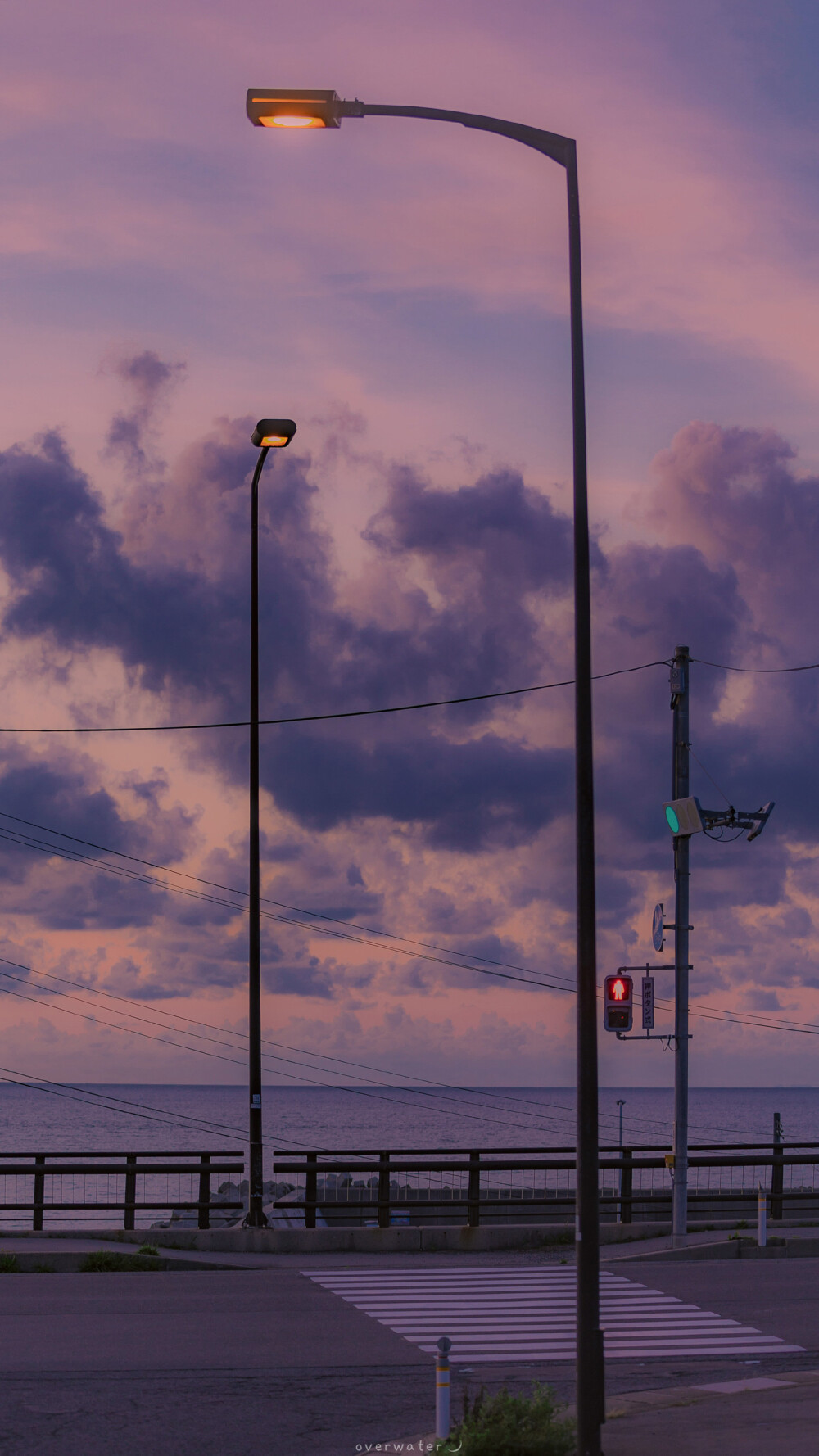 人类本质是:海水,月亮和一些心碎 cr:@overwater 风景壁纸/锁屏壁纸