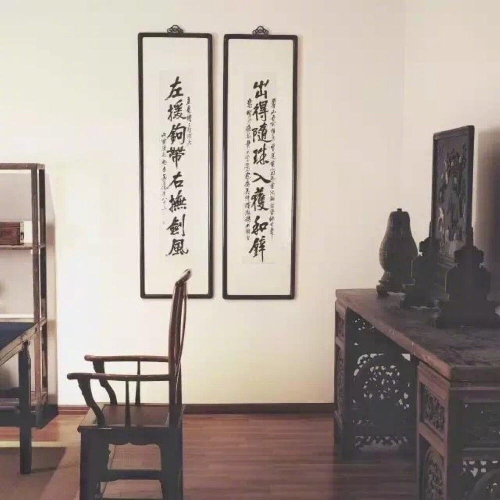 点滴芭蕉心欲碎，声声催忆当初。 欲眠还展旧时书。鸳鸯小字，犹记手生疏。 倦眼乍低缃帙乱，重看一半模糊。 幽窗冷雨一灯孤。料应情尽，还道有情无。——纳兰容若 ​