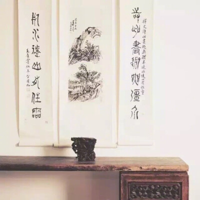 点滴芭蕉心欲碎，声声催忆当初。 欲眠还展旧时书。鸳鸯小字，犹记手生疏。 倦眼乍低缃帙乱，重看一半模糊。 幽窗冷雨一灯孤。料应情尽，还道有情无?！衫既萑??