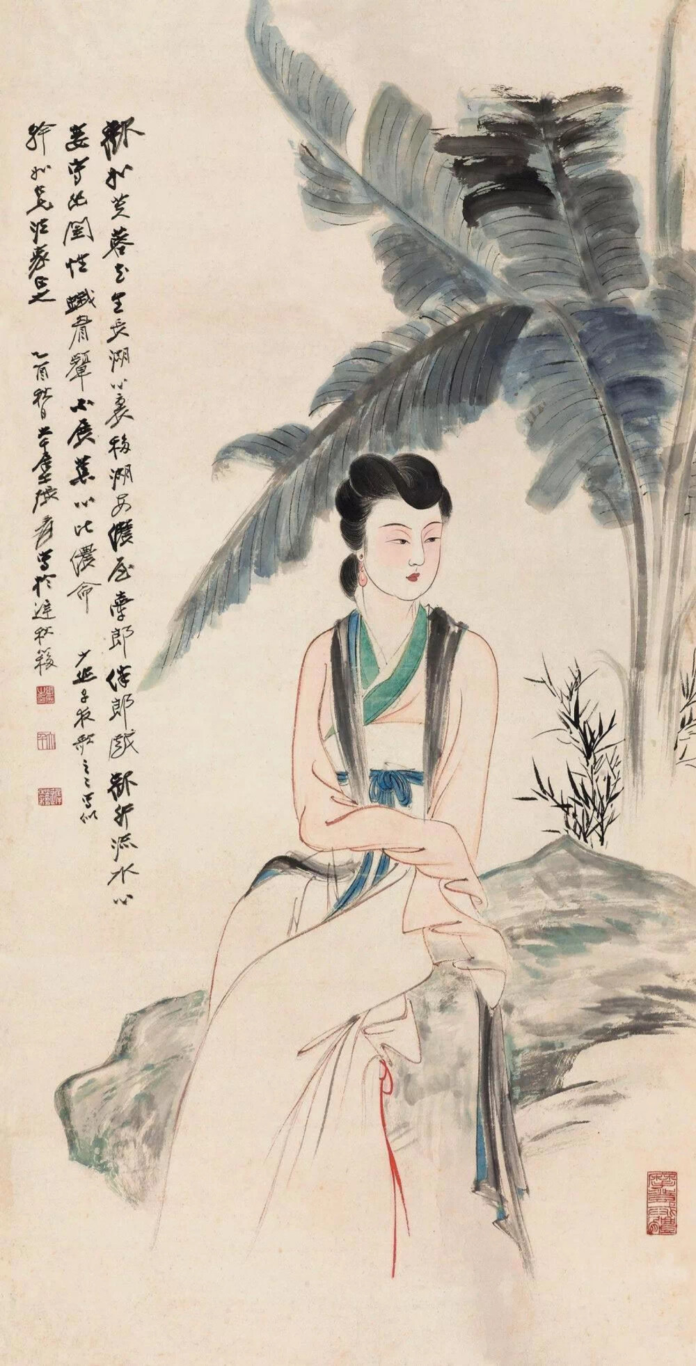 张大千 蕉荫仕女 1945年
张大千的仕女可谓清丽秀雅、别有风姿。因为他眼中的美人标准要比常人苛刻得太多，不仅要长得美，而且气质要“娴静娟好，有林下风度，遗世而独立之姿，一涉轻荡，便为下乘”。