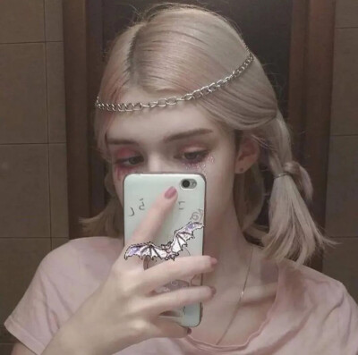 Don't crybecause it is over, smile because it happened.不要因为结束而哭泣，微笑吧，为你的曾经拥有。