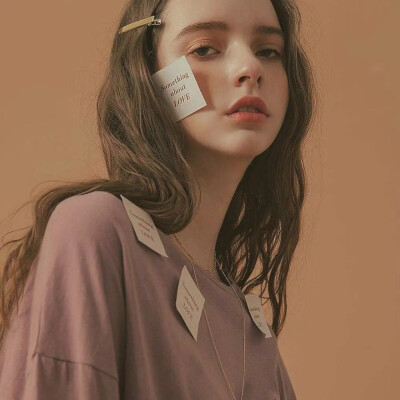 Don't crybecause it is over, smile because it happened.不要因为结束而哭泣，微笑吧，为你的曾经拥有。