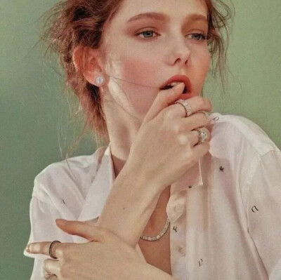 Don't crybecause it is over, smile because it happened.不要因为结束而哭泣，微笑吧，为你的曾经拥有。