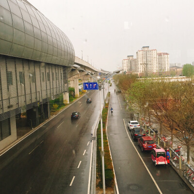 20.04.09有雨...，麻麻在吃早饭的时候，她领导给她打电话，说她今天休息，她给替班的送钥匙去，我还搭了一段顺风车，从石狮子到地铁扶梯口，哎嘿嘿，应该是搭了车的缘故，今天的地铁我也成为了王者