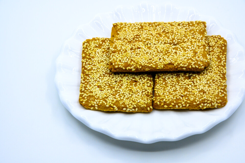 芝麻饼干 芝麻 白芝麻 黑芝麻 饼干 蛋 鸡蛋 卵 煮鸡蛋 小麦 白面 蒸 熟的 甜点 糕点 点心 面点 蜂蜜 甜蜜 分享 烤 烘焙 食物 食品 美食 美味 膳食 饮食 白色瓷盘 容器 瓷盘 圆形瓷盘 长方形 白色背景 吃 中国传统糕点 传统食品 甜的 营养 面食 纸包装 精致 零食 零嘴 小吃
