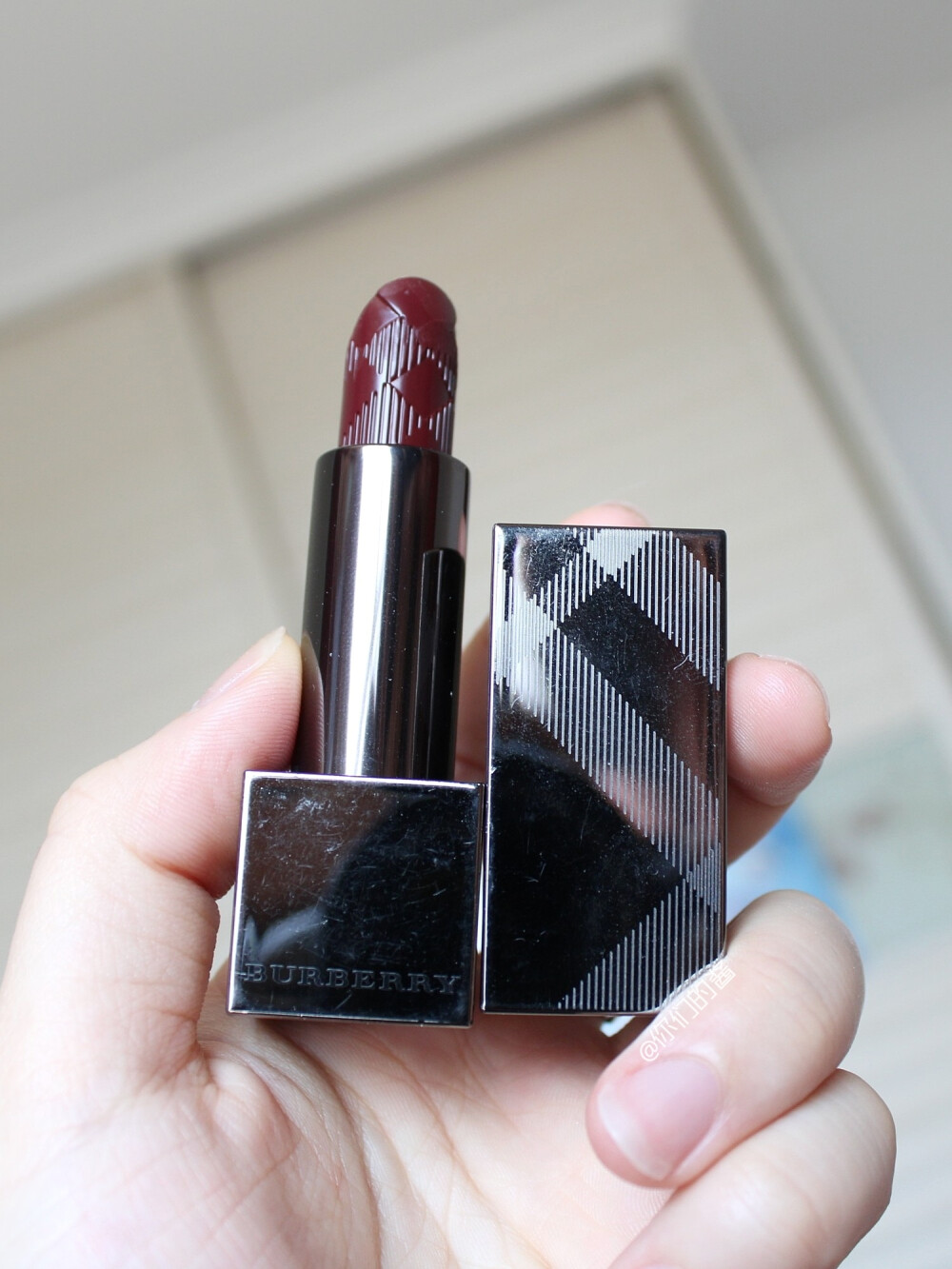 BURBERRY#53唇膏版，晶莹紫水晶
BURBERRY KISSES系列OXBLOOD
No.97也是一枚牛血色
也是偏紫调的，膏体很润
涂上去有很高级的光泽感，上嘴没有膏体颜色那么深
很顺滑很好涂，薄涂挺cute的
厚涂就是秋冬穿个大衣系个围巾在穿衣镜面前涂的颜色嘛！
但素！有一个深色光泽唇膏的普遍缺点，涂不匀
如果有死皮唇纹啥的会无限放大，离远看其实不太明显啦
比53要更好驾驭，53是丝绒哑光感，饱和度更高些
其实这只我也没有经常用，但之后还是买了53，因为我太爱他家包装惹