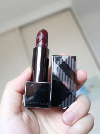 BURBERRY#53唇膏版，晶莹紫水晶
BURBERRY KISSES系列OXBLOOD
No.97也是一枚牛血色
也是偏紫调的，膏体很润
涂上去有很高级的光泽感，上嘴没有膏体颜色那么深
很顺滑很好涂，薄涂挺cute的
厚涂就是秋冬穿个大衣系…