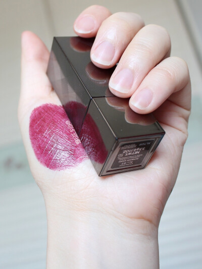 BURBERRY#53唇膏版，晶莹紫水晶
BURBERRY KISSES系列OXBLOOD
No.97也是一枚牛血色
也是偏紫调的，膏体很润
涂上去有很高级的光泽感，上嘴没有膏体颜色那么深
很顺滑很好涂，薄涂挺cute的
厚涂就是秋冬穿个大衣系…