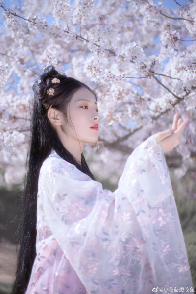 #小倩私影#
客/
“何处相思苦，纱窗醉梦中。”
摄影/妆造：@小花菇想吃鱼
#济南约拍##汉服写真##汉服摄影# ​​​