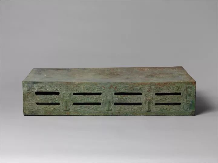 青銅禁 ，西周，公元前11世纪末，高18.1厘米，长89.9厘米，宽46.4厘米