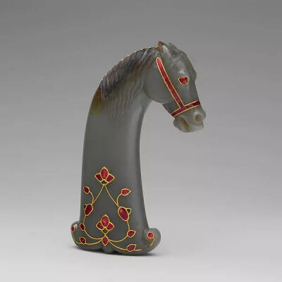 莫卧儿王朝 镶金嵌宝玉马头形玉剑柄
Sword handle in the shape of a horse's head
