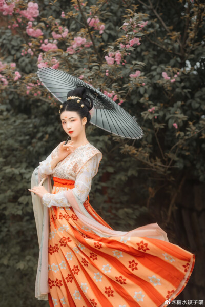 #吉首约拍#
客｜春来街砌，春雨如丝细
春地满飘红杏蒂，春燕舞随风势
摄影｜@糖水饺子喵
服装妆造｜八尾猫汉服工作室
#珠海约拍##吉首大学约拍##饺子的糖水作品簿# 