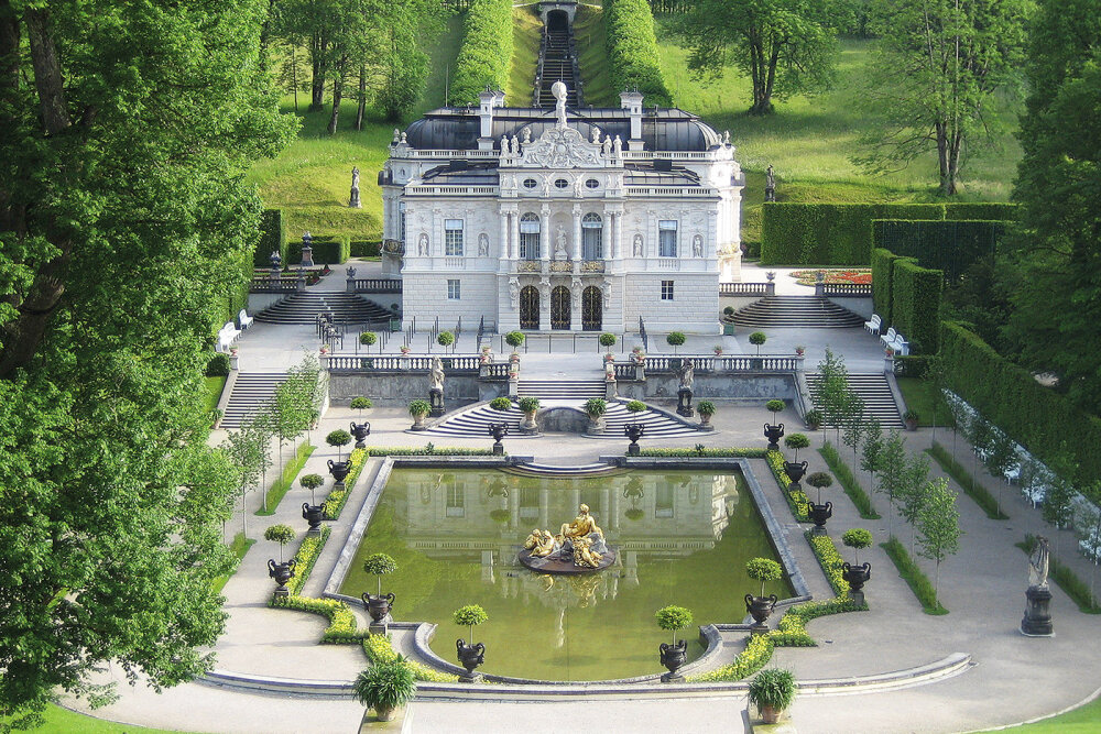 “茜茜公主表侄路德维希二世最爱的林德霍夫宫(Schloss Linderhof)，是洛可可式建筑中的一件珍品，模仿凡尔赛宫所建。其中最精彩之处莫过于人工维纳斯石洞，石洞前方是金色贝壳小舟，墙面描绘着瓦格纳歌剧《唐怀瑟》片段，一切只为让国王体验梦幻歌剧场景。”
[weibo@复兴生活馆]