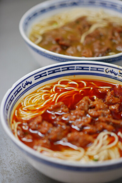 「大肠面」老西门一家老饕云集的面店还没到门口络绎的食客便排起了长龙
点了招牌的辣肉面和大肠面 加了烤麸和榨菜做浇头
辣肉面实辣 沪上少有把人辣到呛的辣肉面略迷
寻一空碗将面挑出来佐以大肠面的汤汁还有桌上的…