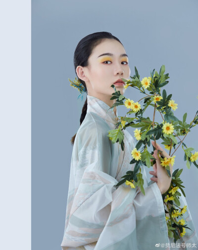 乱花渐欲迷人眼，浅草才能没马蹄。
第一次灯光课的作业，就酱吧～谁能想到这个图我大概就拍了二十分钟呢
MENTOR:邓瀚 MODEL: 黄丽竹
MAKEUP&HAIR: INFINI無界
摄影@贫尼法号师太
服装：@熠燿汉服 ​
