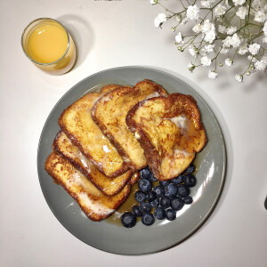 自制French Toast 超级好吃！！
面包版烤馒头，建议用黄油，因为真的很香