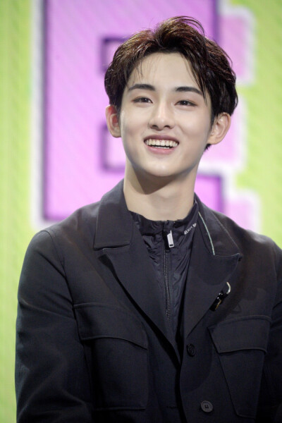 威神V
WinWin董思成