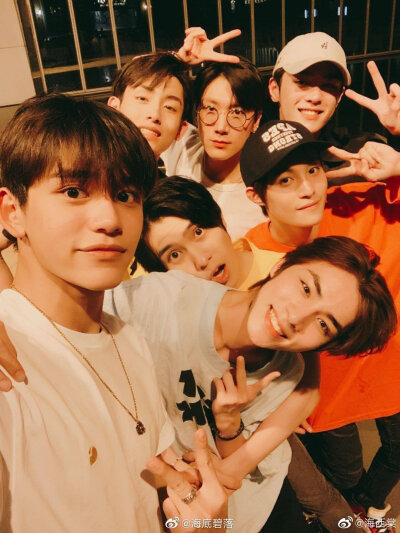 威神V
全员
钱锟（KUN）李永钦（TEN）肖俊（XIAOJUN）
黄冠亨（HENDERY）黄旭熙（LUCAS）
董思成（WinWin）刘扬扬（YANGYANG）