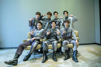 威神V
全员
钱锟（KUN）李永钦（TEN）肖俊（XIAOJUN）
黄冠亨（HENDERY）黄旭熙（LUCAS）
董思成（WinWin）刘扬扬（YANGYANG）