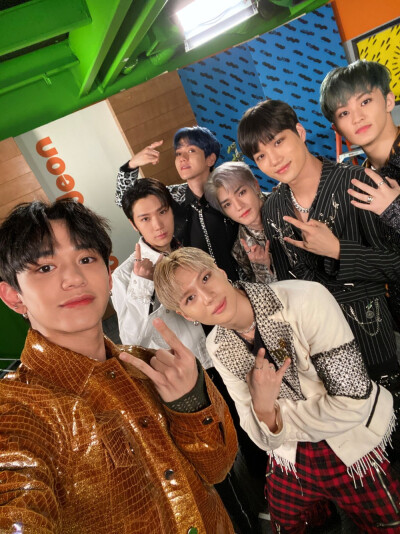 威神V
全员
钱锟（KUN）李永钦（TEN）肖俊（XIAOJUN）
黄冠亨（HENDERY）黄旭熙（LUCAS）
董思成（WinWin）刘扬扬（YANGYANG）