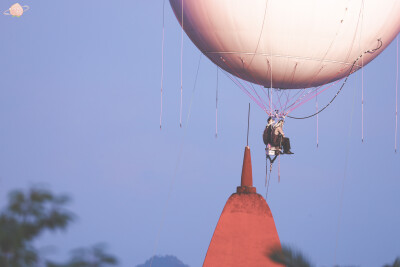 「 乘着热气球无限接近天空 」