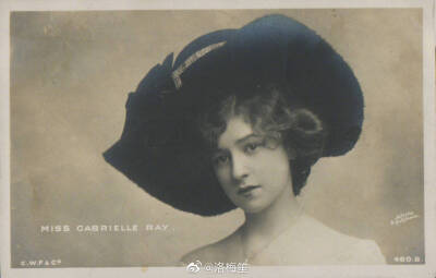 Gabrielle Ray，爱德华时期著名的英国演员，舞者和歌手，她被认为是伦敦舞台上最美丽的女演员之一，她的舞台生涯在上世纪初一度非常成功，然而一段婚姻让她的人生改变了方向，1912年她宣布要退出舞台嫁给一个富有的…