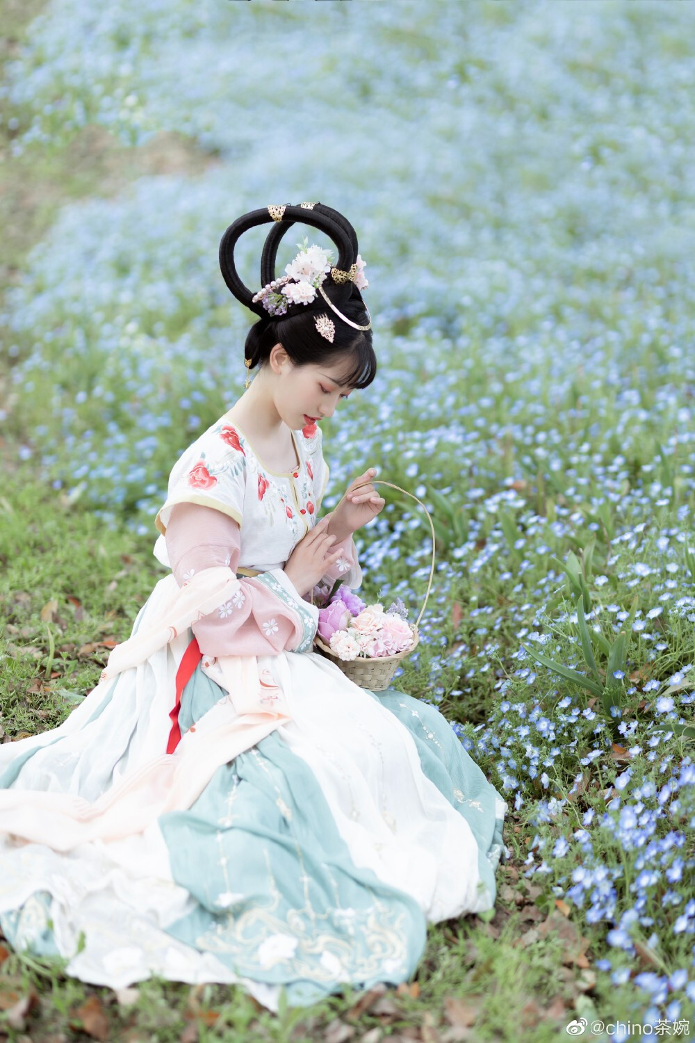 #宁波约拍#
客
满树玲珑雪未干
仙女@吕楸鑫
妆造@嘿那个谁--夙夕
摄影，后期@chino茶婉
#宁波汉服##宁波约拍##摄影##茶婉每周摄影周记##知竹的女人绝不认输##杭州约拍##江浙沪约拍#