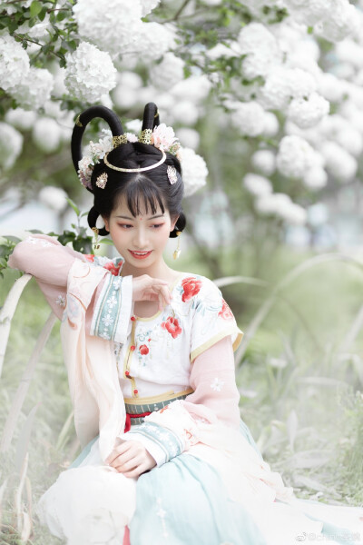 #宁波约拍#
客
满树玲珑雪未干
仙女@吕楸鑫
妆造@嘿那个谁--夙夕
摄影，后期@chino茶婉
#宁波汉服##宁波约拍##摄影##茶婉每周摄影周记##知竹的女人绝不认输##杭州约拍##江浙沪约拍#