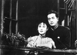 白杨 陶金
1947年昆仑《一江春水向东流》剧照