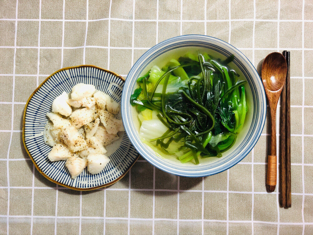 晚餐 200克鱼+海带汤+水煮三种蔬菜
吃完暴食全麦面包和燕麦了我去跟着食谱吃果然不适合我 