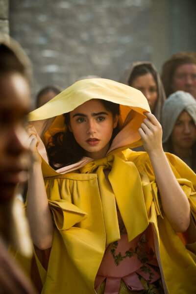 莉莉.柯林斯
Lily Jane Collins
《白雪公主之魔镜魔镜》