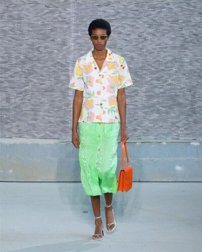 REJINA PYO品牌创办时间不久，创始人想要通过穿着为日常生活带来一些仪式感，设计师从艺术作品、建筑等事物中汲取灵感。绿色单品在2019春夏大秀中也出现过很多次。