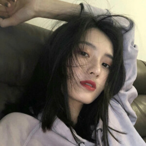 若你早与他人两心同
何苦惹我错付了情衷