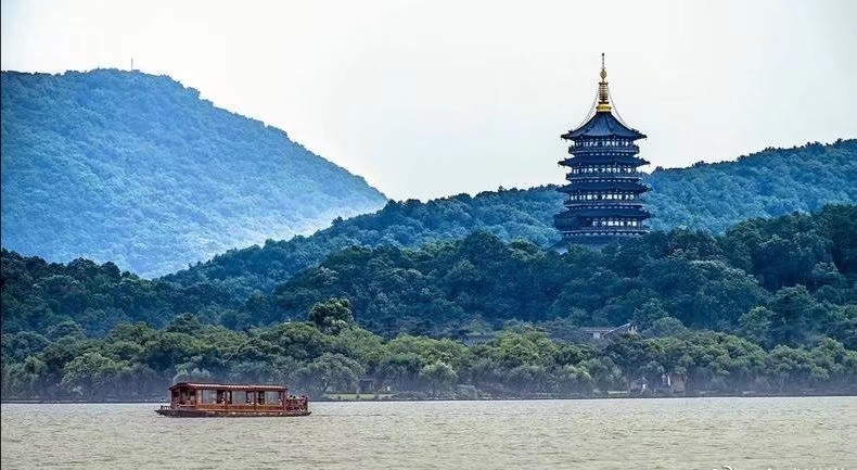 ＃景点速递·杭州西湖＃
水光潋滟晴方好，山色空蒙雨亦奇。
欲把西湖比西子，淡妆浓抹总相宜。
——苏轼《饮湖上初晴后雨》
来源网络