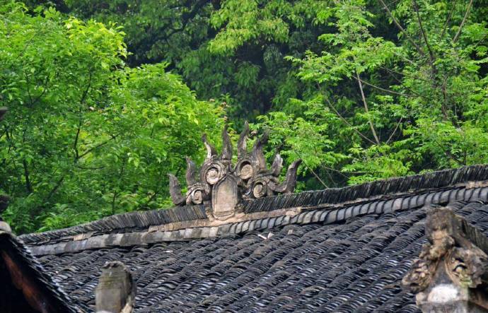 【原创】《渴盼》
天空中那轮余月弯弯
像爱人含笑的眉眼
如果
你是春天
我愿做那最美的蝶
在你的花间流涟
喜欢
微微的风
拂动发丝
就像你温暖的手轻抚我的脸
莹火虫
在黑夜里莹光闪闪
就像爱的火焰
在孤寂中点燃
我喝下了
你剩下的那半瓶啤酒
不过是因为
有你的吻
留在上面
回忆
像那一节节甘蔗
很甜
生活
像我踩着高跟鞋要爬上山尖
很难
文/惜缘 （@一诗一文 ）
2020.4.21 #诗词# #情感#