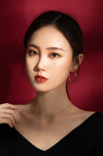 今天是成熟的韩系大姐姐 ♥ 904伯爵夫人是超级正的南瓜红，发色浓郁的哑光质地会显得hin有气质～ 唯一的缺点大概是容易倒拔干，用之前一定要做好润唇工作♥ 最近发现用睫毛膏涂眉毛，轻轻松松增强毛流感【淡眉姐妹…