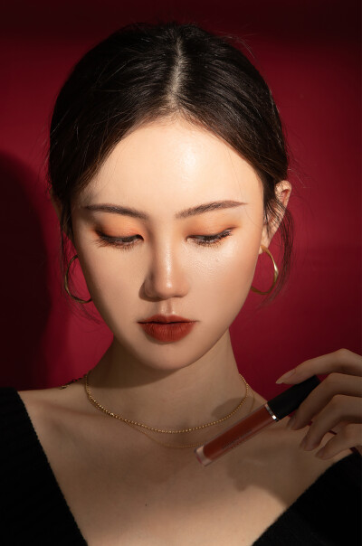今天是成熟的韩系大姐姐 ♥ 904伯爵夫人是超级正的南瓜红，发色浓郁的哑光质地会显得hin有气质～ 唯一的缺点大概是容易倒拔干，用之前一定要做好润唇工作♥ 最近发现用睫毛膏涂眉毛，轻轻松松增强毛流感【淡眉姐妹…