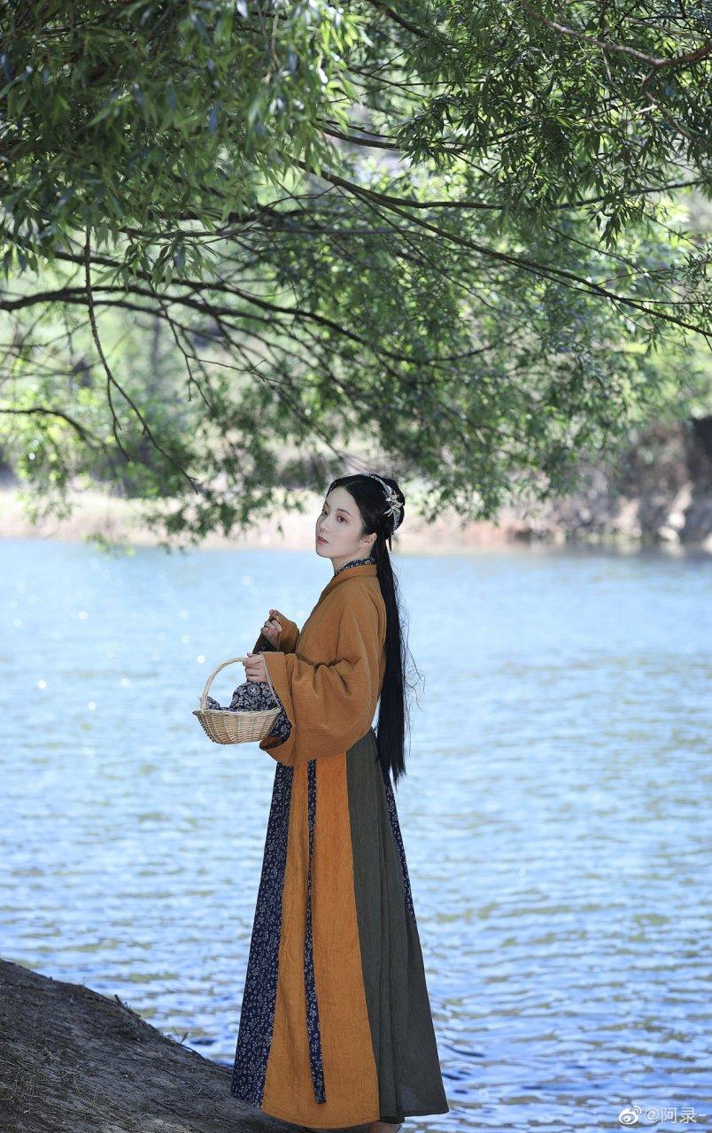 风吹落花饶千梦，醉里挑灯夜独酌。
山空入境姝良女，云暗碧华笑道惊。
又是空欢喜，可怜无人知，白发又添生。