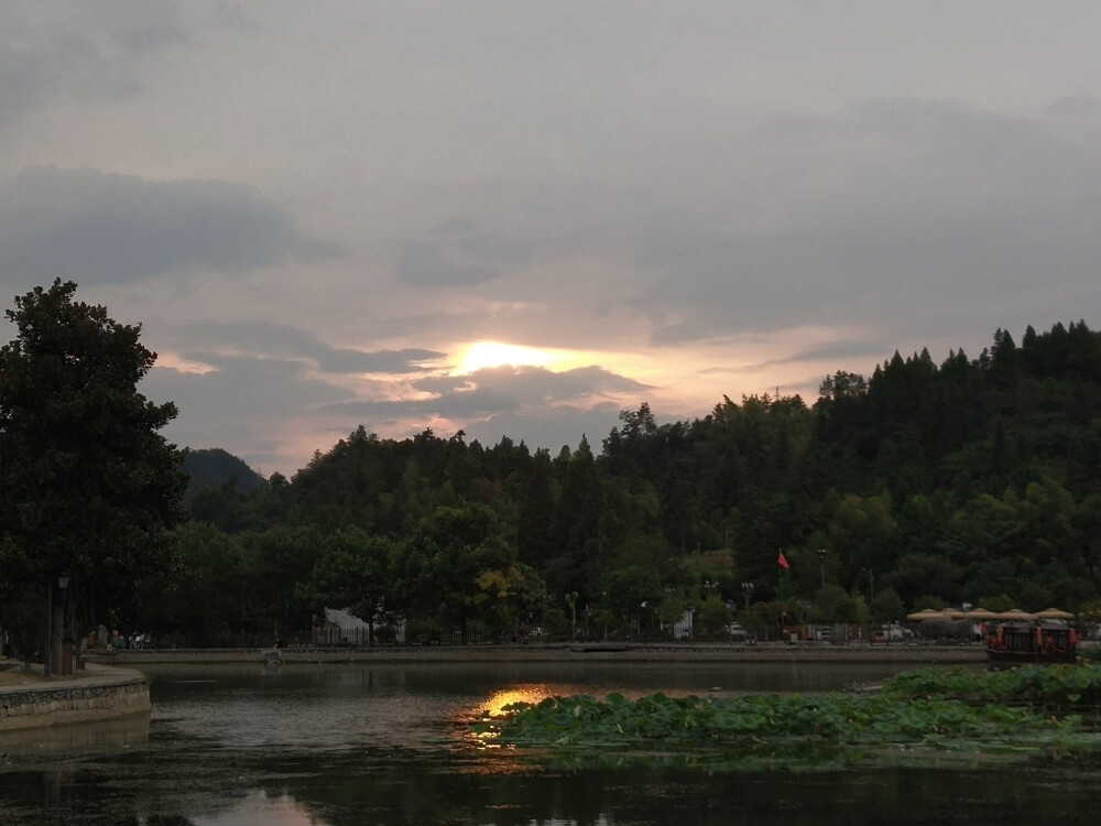 背景图
自己拍的不要二传哦
好久好久以前去安徽写生的时候拍的