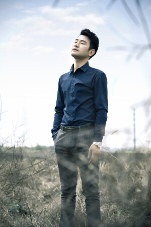 #时尚穿搭#随手拍春天# 条纹西装裤 搭 蓝色衬衫 非常的简单干净清爽 看起来让整个人格外的成熟有魅力  站在野地的杂草中 阳光照在身上 春风吹在脸上再加上清新的空气仿佛进入了梦意 喜欢这样的穿搭 就赶紧动起来吧