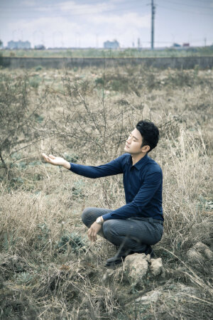 #时尚穿搭#随手拍春天# 条纹西装裤 搭 蓝色衬衫 非常的简单干净清爽 看起来让整个人格外的成熟有魅力  站在野地的杂草中 阳光照在身上 春风吹在脸上再加上清新的空气仿佛进入了梦意 喜欢这样的穿搭 就赶紧动起来吧