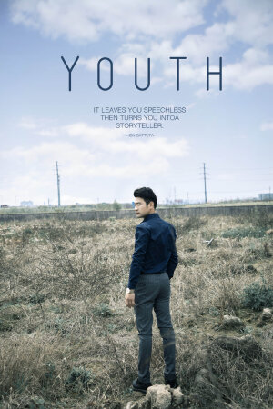 #时尚穿搭#随手拍春天# 条纹西装裤 搭 蓝色衬衫 非常的简单干净清爽 看起来让整个人格外的成熟有魅力  站在野地的杂草中 阳光照在身上 春风吹在脸上再加上清新的空气仿佛进入了梦意 喜欢这样的穿搭 就赶紧动起来吧