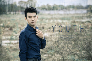 #时尚穿搭#随手拍春天# 条纹西装裤 搭 蓝色衬衫 非常的简单干净清爽 看起来让整个人格外的成熟有魅力  站在野地的杂草中 阳光照在身上 春风吹在脸上再加上清新的空气仿佛进入了梦意 喜欢这样的穿搭 就赶紧动起来吧