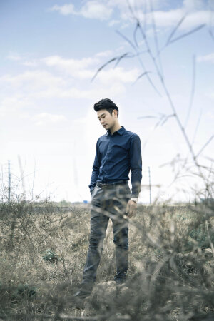 #时尚穿搭#随手拍春天# 条纹西装裤 搭 蓝色衬衫 非常的简单干净清爽 看起来让整个人格外的成熟有魅力  站在野地的杂草中 阳光照在身上 春风吹在脸上再加上清新的空气仿佛进入了梦意 喜欢这样的穿搭 就赶紧动起来吧